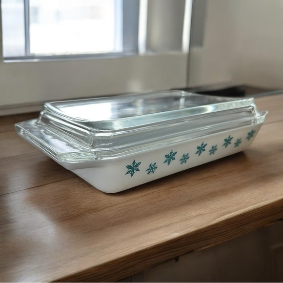 Vintage Pyrex Snowflake 548-B 1 1/4 Qt Casserole Dish With Lid 550 C 1 A-16 Rare